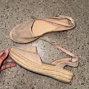 Women’s used stylish cute sandals shoes flats flat sandal closed toes size 6.5